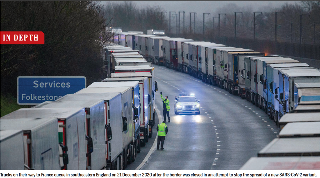 Trucks on their way to France queue in southeastern England on 21 December 2020 after the border was closed in an attempt to stop the spread of a new SARS-CoV-2 variant.
